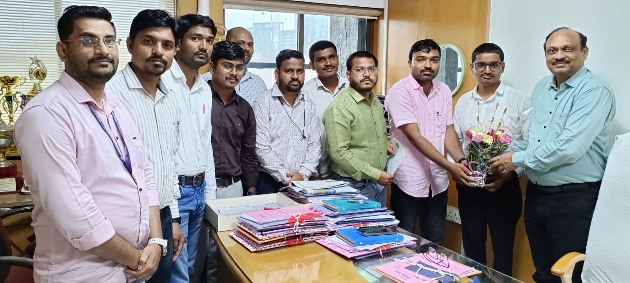 मा.मुख्य औद्योगिक संबंध अधिकारी श्री.संजय ढोके साहेब यांना संघटना स्थापनेचे पत्र देत असताना.