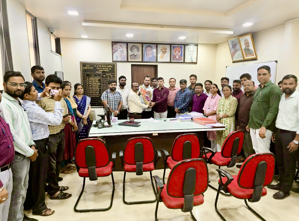 FAEU पुणे झोन व रास्तापेठ सर्कल कार्यकारणीचे लेटर मा.मुख्य अभियंता (प्रभारी) तथा मा. अधीक्षक अभियंता यांना सादर करत असताना सर्व पदाधिकारी व सभासद.